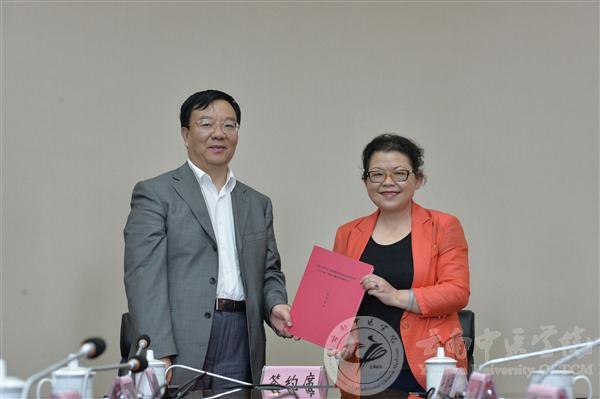 學(xué)校與昆明賽諾制藥股份有限公司共建“美洲大蠊研發(fā)創(chuàng)新中心”簽約授牌儀式順利舉行